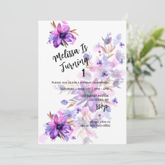 パープルピンクラベンダーフラワーファースト誕生日写真 招待状 (スタンド正面)