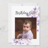 パープルピンクラベンダーフラワーファースト誕生日写真 招待状 (裏面)