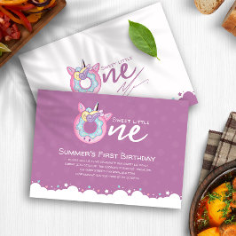 パープルピンク赤ちゃんガールスウィートワン誕生日ドーナツ 招待状