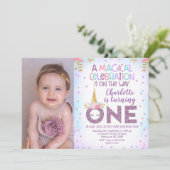 パープルフェイクグリッターワンフォトユニコーン1歳の誕生日 招待状 (スタンド正面)