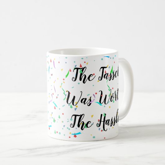 パープルフクロウの帽子とガウンを付けた卒業マグ コーヒーマグカップ (正面右)