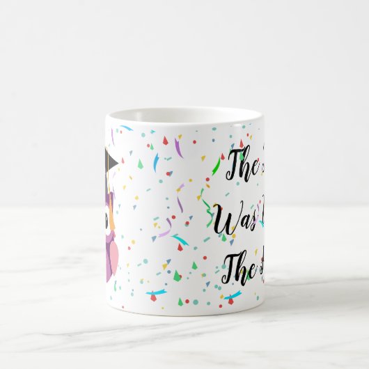 パープルフクロウの帽子とガウンを付けた卒業マグ コーヒーマグカップ (中央)