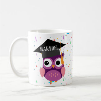 パープルフクロウの帽子とガウンを付けた卒業マグ コーヒーマグカップ