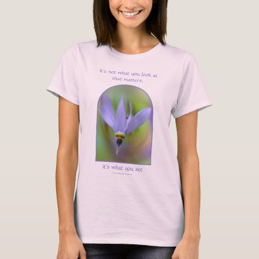 パープルフラワー知覚引用文インスピレーション Tシャツ (正面)