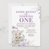 パープルフローラいくつかのバニーは1歳の誕生日を回す 招待状 (正面)