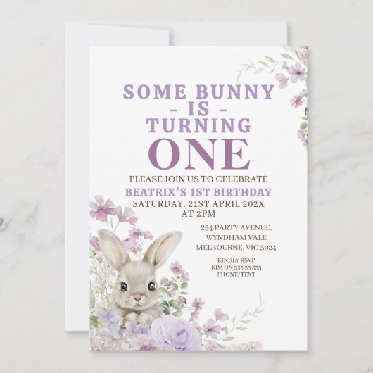 パープルフローラいくつかのバニーは1歳の誕生日を回す 招待状 (正面)