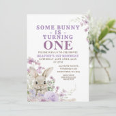 パープルフローラいくつかのバニーは1歳の誕生日を回す 招待状 (スタンド正面)