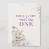 パープルフローラいくつかのバニーは1歳の誕生日を回す 招待状 (裏面)