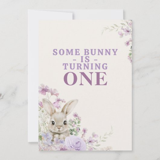 パープルフローラいくつかのバニーは1歳の誕生日を回す 招待状 (裏面)