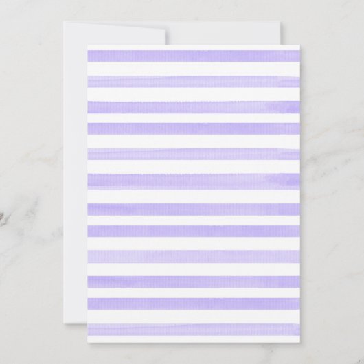 パープルフローラクレストそれが女の子のベビーの散水 招待状 (裏面)