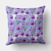 パープルフローラパターン（の模様が）ある装飾用クッション クッション (裏面)