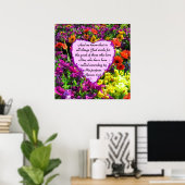 パープルフローラローマ8:28写真デザイン ポスター (ホームオフィス)