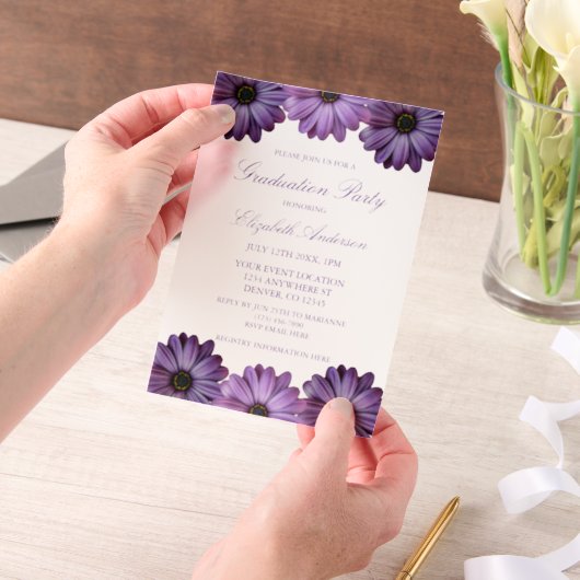 パープルフローラ卒業パーティー ベラム紙招待状 (ポータブル)