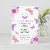 パープルフローラ蝶ベビー誕生日招待状 招待状 (スタンド正面)