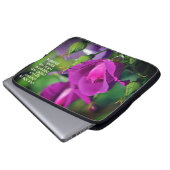 パープルブディングバラやる気を起こさせる引用文 ラップトップスリーブ (正面下部)