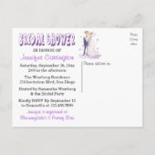 パープルブライダルシャワーカートゥーン新婦結婚と新郎 インビテーションポストカード (裏面)