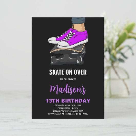 パープルブラックスケートボード誕生日招待状 招待状 (スタンド正面)