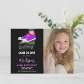 パープルブラックフォトスケートボード誕生日招待状 招待状 (スタンド正面)