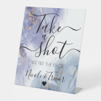 パープルブルーインクのカリグラフィーで"Take a Shot" 台座サイン