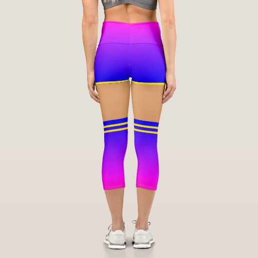 パープルブルーショーツ&ソックス – イエロースポーストライプのツ カプリレギンス (裏面)