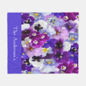 パープルブルーパーソナライズされたホワイトフローラパンジーの花 フリースブランケット (正面(横))