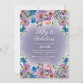 パープルブルーフローラウィメンズフィフティーファブラス誕生日 招待状 (正面)