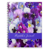パープルブルーホワイトフローラパンジーの花をパーソナライズ ノートブック (正面)