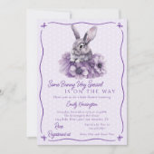パープルベビーシャワーおめでとう Some Bunny Is On The Way 招待状 (正面)