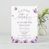 パープルベビー蝶が彼女の方法の赤ちゃんシャワー 招待状 (スタンド正面)