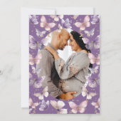 パープルベビー蝶が彼女の方法の赤ちゃんシャワー 招待状 (裏面)