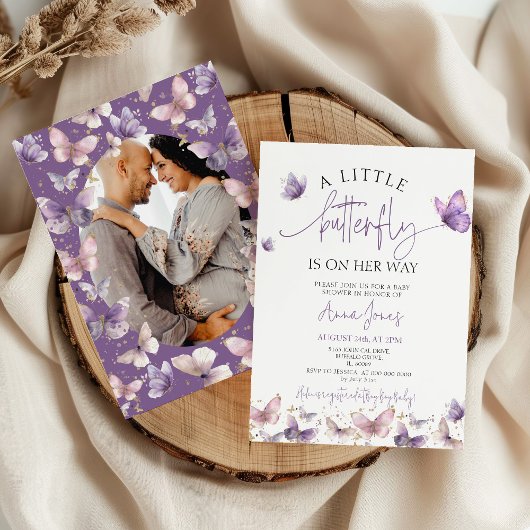 パープルベビー蝶が彼女の方法の赤ちゃんシャワー 招待状