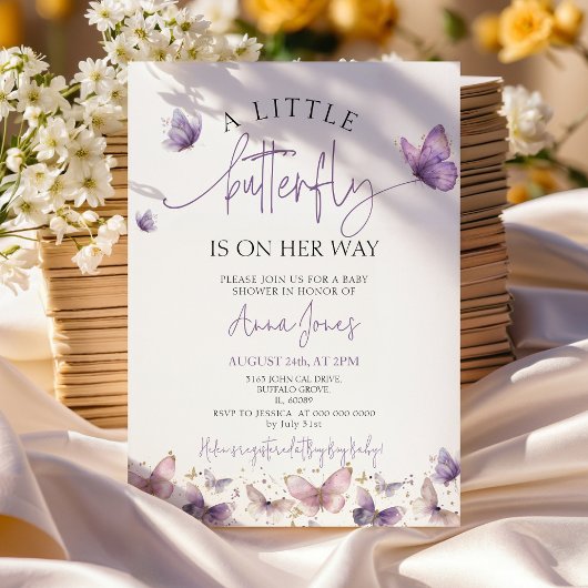 パープルベビー蝶が彼女の方法の赤ちゃんシャワー 招待状