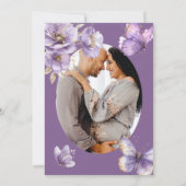 パープルベビー蝶が赤ちゃんシャワーの途中にある 招待状 (裏面)