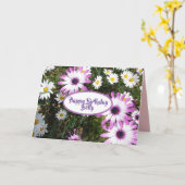 パープルホワイトデイジーフラワーガーデンハッピーバースデー カード (黄色い花)