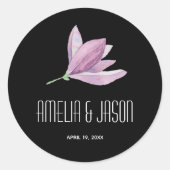 パープルマグノリアフローラ結婚式の引き出物オンブラック ラウンドシール (正面)