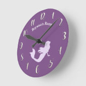 パープルマーメイドベッドルームパーソナライズされた名前をカスタムする ラウンド壁時計 (傾斜)