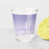 パープルモダングリッタースパークルパーソナライズされた名 ショットグラス (正面)