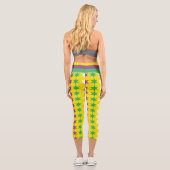 パープルモダングリーンマルディグラスパターン カプリレギンス (裏面)