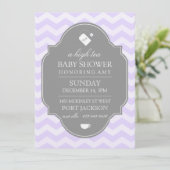 パープルモダンシェブロン高茶ベビーシャワー招待状 招待状 (スタンド正面)