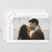 パープルモダンスクリプトサプライズ写真婚約 案内状 (正面)