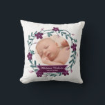 パープルモダンフローラリースベビーフォトキープサケ クッション<br><div class="desc">装飾モダンフローラリースは、ベビーの名前と誕生日を含むかわいらしベビー記念パーソナライズされた品を作成するために独自の写真アップロードをフレームする。</div>