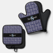 パープルモノグラムのミュージカルパターン（の模様が）あるミュージックノート 鍋つかみ&鍋敷きセット (正面/裏面)