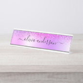 パープルモノグラムグリッタースパークルガーリースクリプト デスクネームプレート (正面)