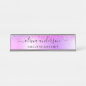 パープルモノグラムグリッタースパークルガーリースクリプト デスクネームプレート (正面)