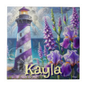 パープルライトハウス(フォックスグローブ&アイリス付パーソナライズされた) タイル (正面)