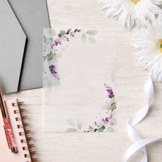 パープルラベンダーフローラグリーンリーヴェルムオーバーレイ ベラム紙招待状 (ウェディング)