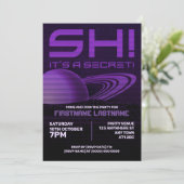 パープルレトロウェーブサプライズバースデーパーティー招待状 招待状 (スタンド正面)