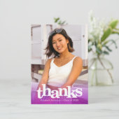 パープル卒業写真はっきりしたタイポグラフィモダン サンキューカード (スタンド正面)