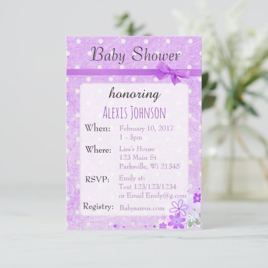 パープル水玉模様ボウガールベビーシャワー招待状 招待状 (スタンド正面)