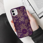 パープル王室の金ゴールドダマスクモノグラム iPhone 11 ケース<br><div class="desc">紫色王室のの背景にフェイク金ゴールド箔のダマスクパターン。色の組み合わせ連絡やレタリングに対する特別な要求があるもしのを躊躇しない。このコレクションのアイテムを私たちの店でチェック。</div>